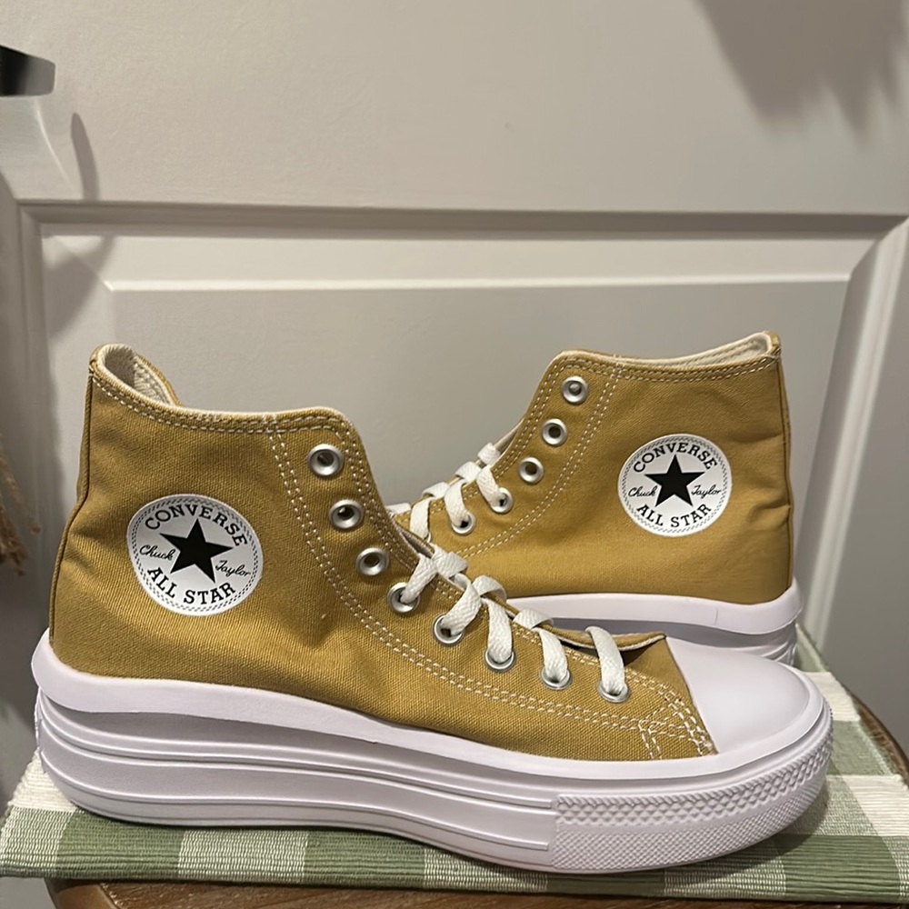 New, Authentic Women’s Chuck Taylor All-Star Move High-Top Platform Sneakers
